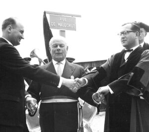 Les maires de Blois, Lewes et Waldshut se donnâtes la main à l'occasion de l'inauguration de la rue de Waldshut en 1963. (Archives municipales de Blois, 2Fi 21 443).