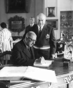 Signature du livre d'or à la mairie de Blois.